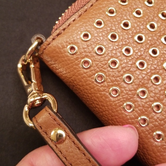 Michael Kors Hayes Multifunction Wristlet - Picture 4 of 8